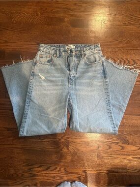 Pull & Bear Light Wash High-Rise Cutoff Jeans